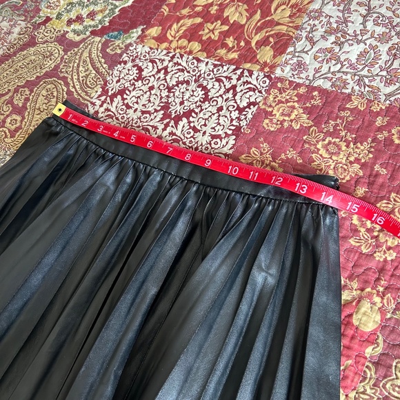 Modbe women's faux leather pleated mini skirt size 6 - Picture 9 of 10